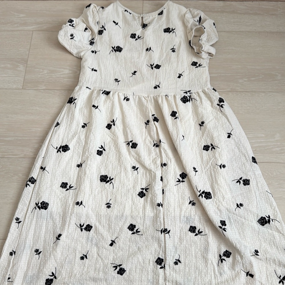 ✨ Black and Cream Floral Midi Short Sleeve Dress - Picture 6 of 7